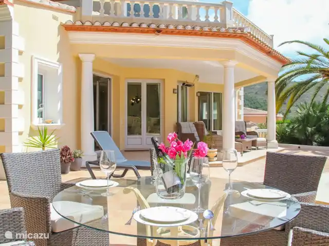 Villa Colina | Espagne, Costa Blanca, Moraira - villa Ici aussi, vous pourrez vous asseoir à merveille au bord de la piscine privée.