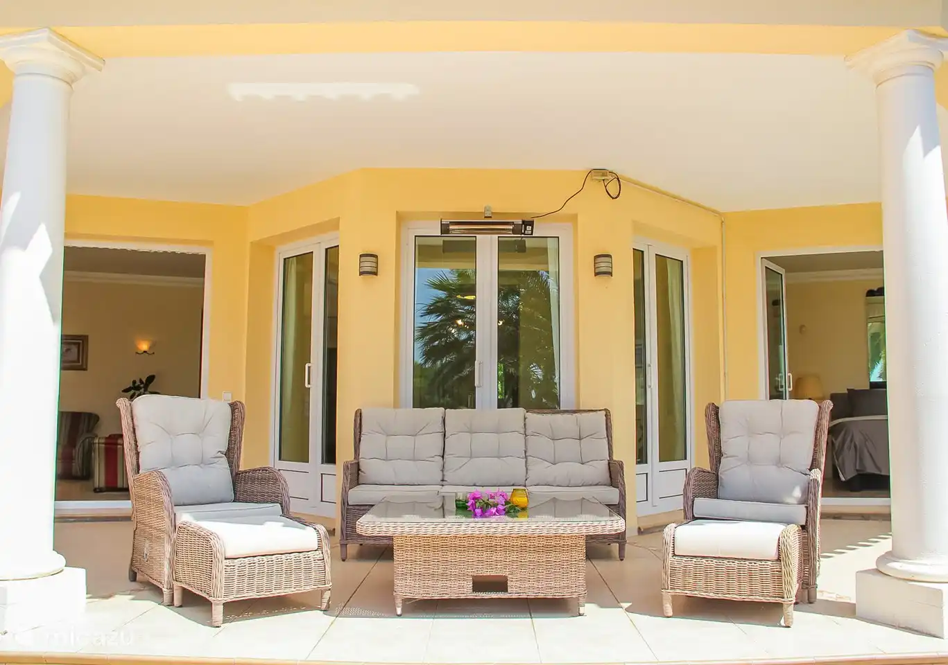 Un joli canapé lounge à l'ombre