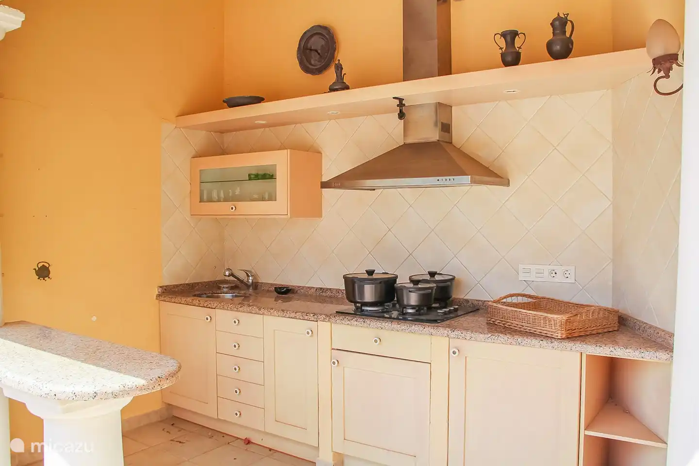 La villa dispose d'une très belle et vaste cuisine extérieure