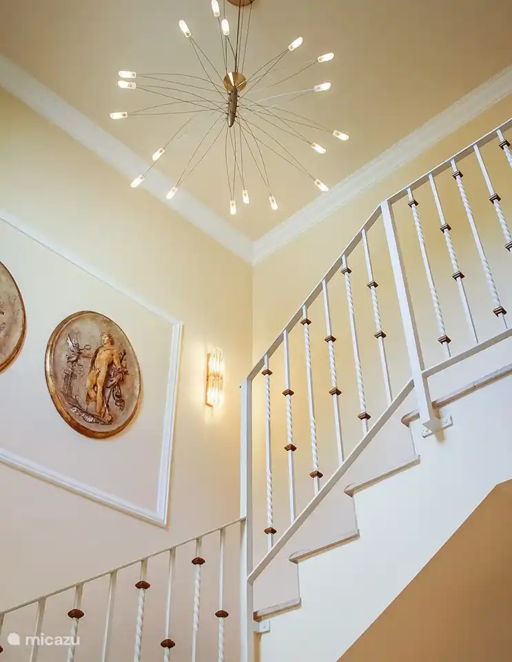 Les escaliers menant à la chambre et à la salle de bain à l'étage