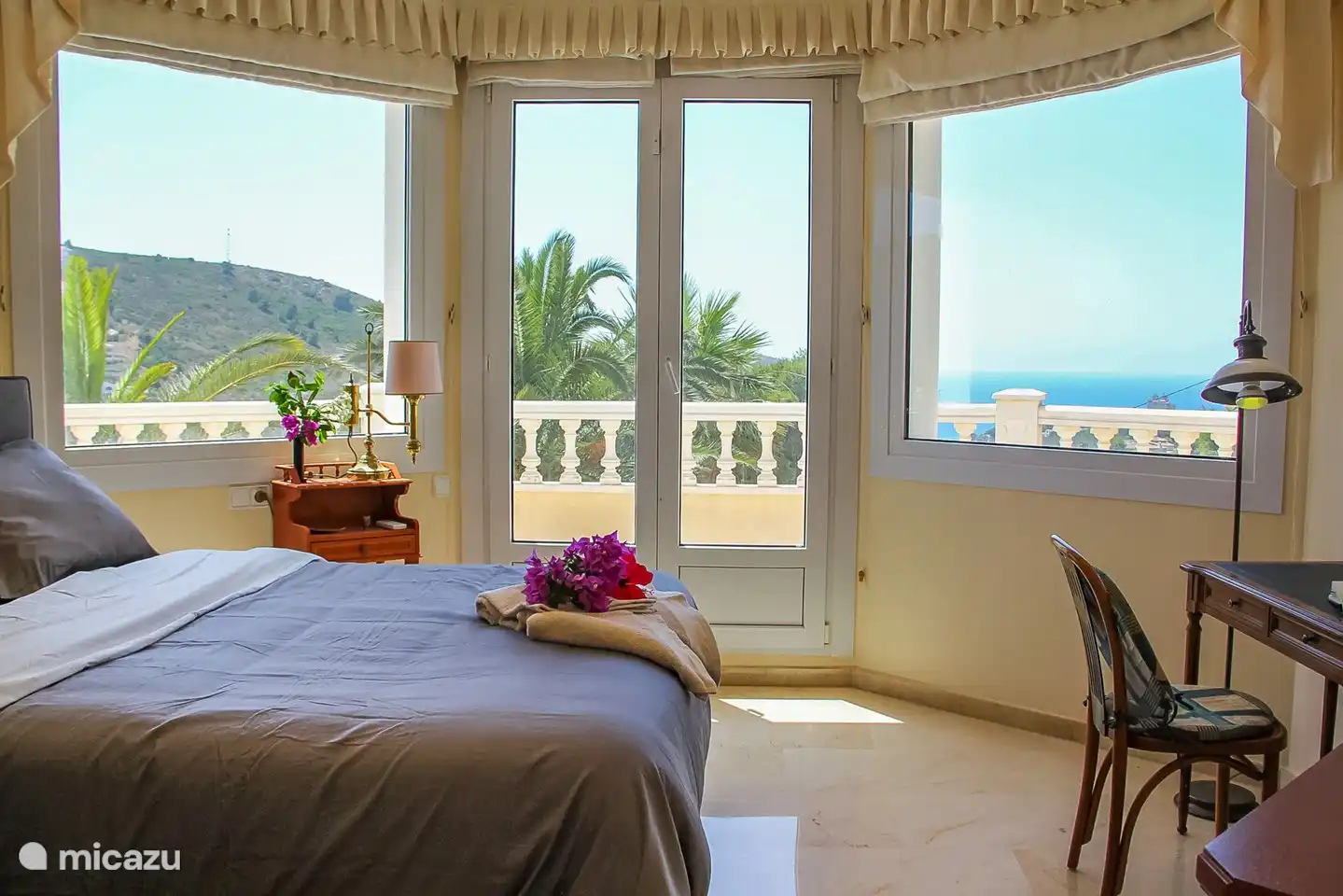 Cette chambre dispose d'un balcon et d'une belle vue sur la mer