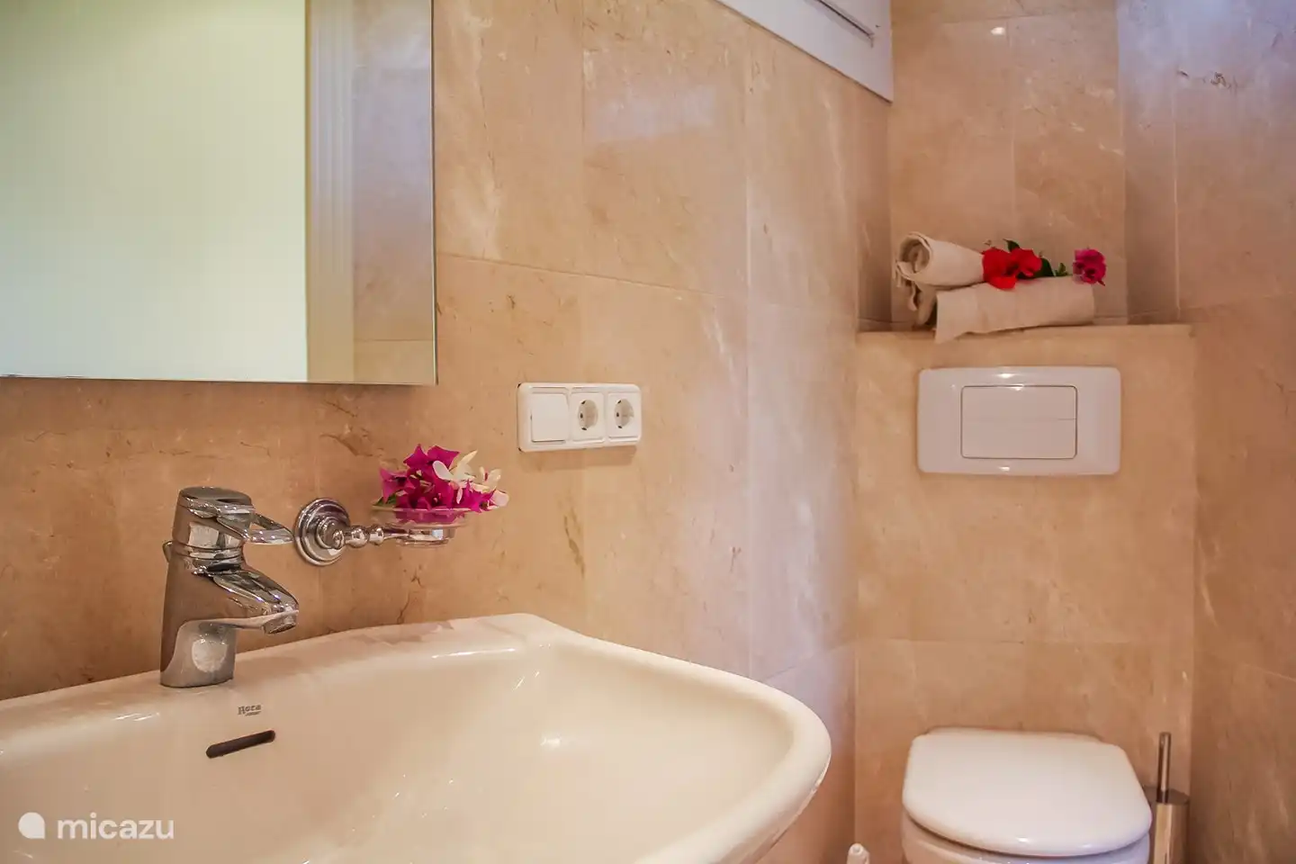 Salle de bain avec douche