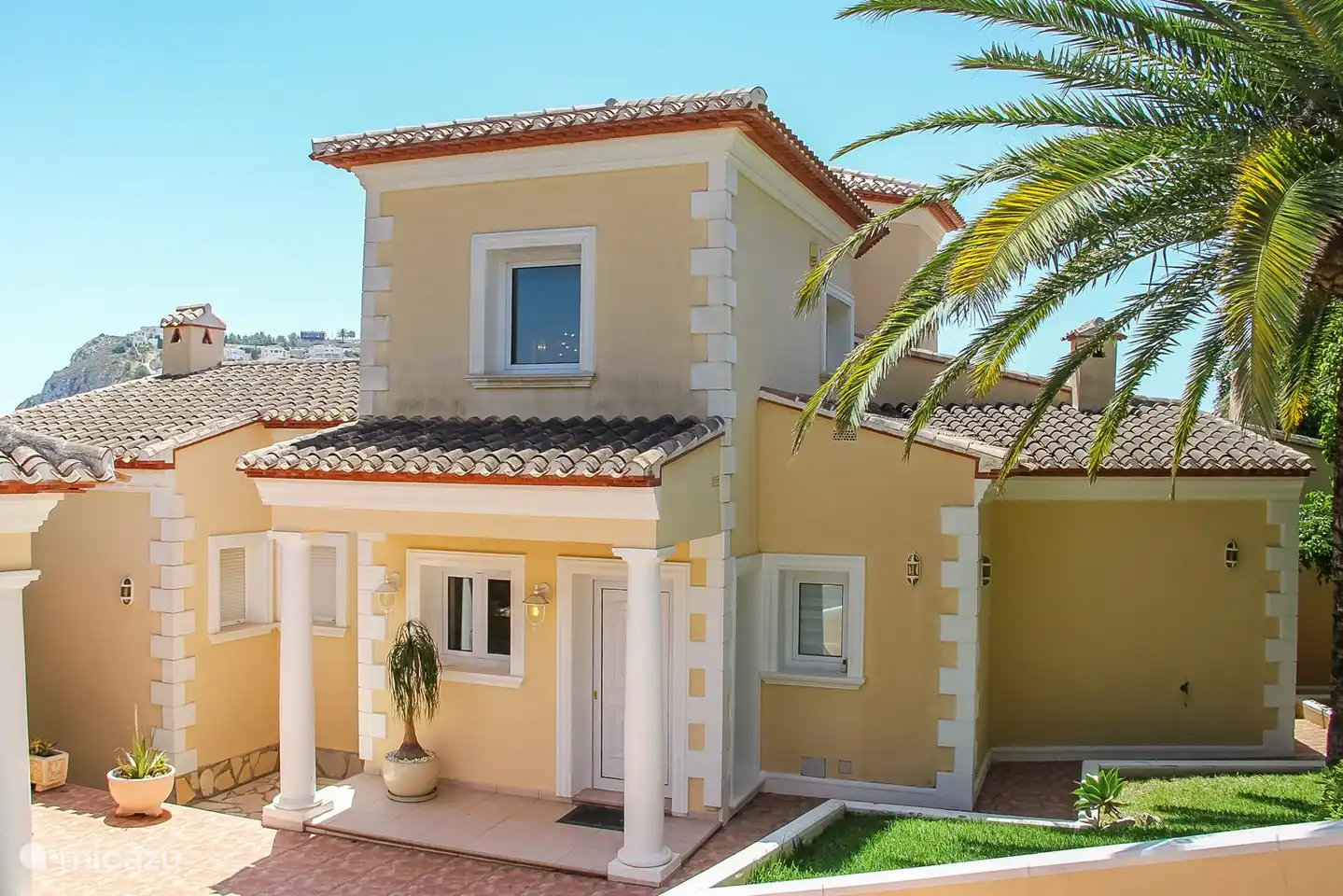 La porte d'entrée de la villa