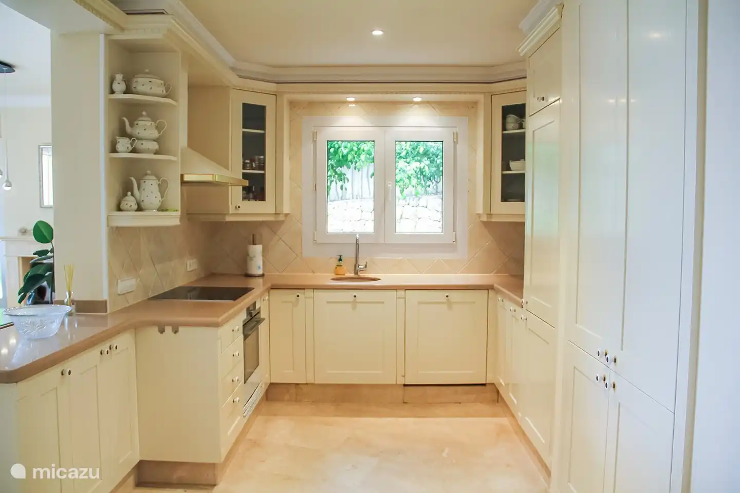 La cuisine est entièrement équipée