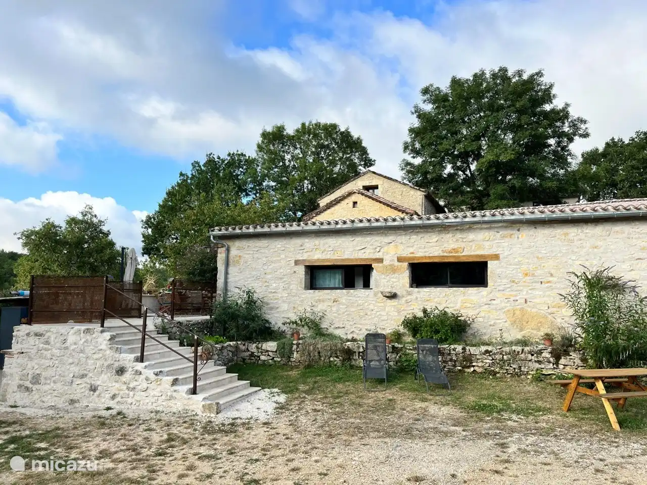 La casa rural y el jardín.