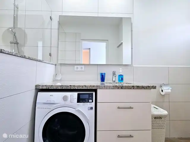 apartamento en Curazao, Curazao Centro, Blue Bay – Casita Caribe + Préstamo de Auto! La combinación de lavadora y secadora en el amplio baño