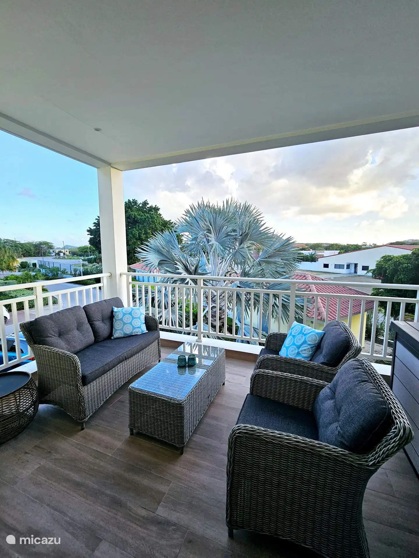 Die Veranda mit dem großzügigen Lounge-Set