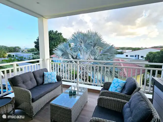 apartamento en Curazao, Curazao Centro, Blue Bay – Casita Caribe + Préstamo de Auto! El porche con el generoso conjunto de salón