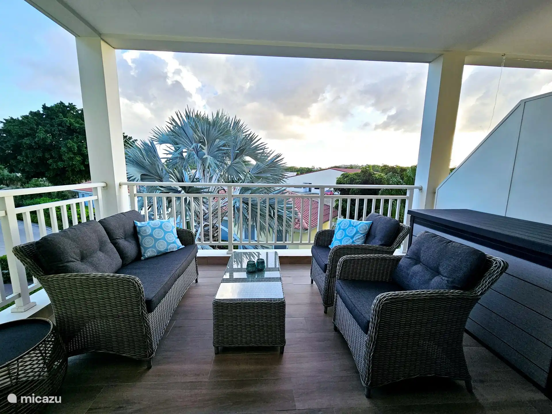 Die geräumige Veranda mit geräumigem Lounge-Set