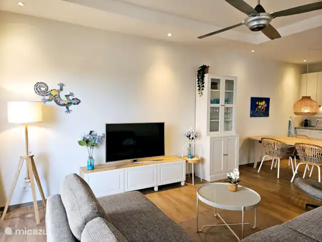 apartamento en Curazao, Curazao Centro, Blue Bay – Casita Caribe + Préstamo de Auto! La espaciosa y acogedora sala de estar