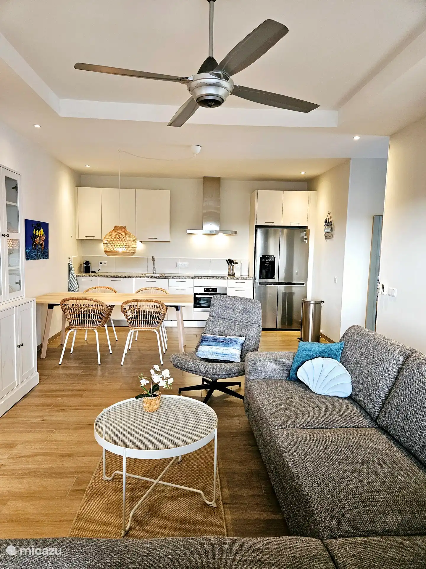 Das Wohnzimmer mit dem Esstisch im Hintergrund