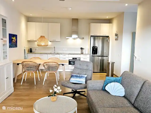 apartamento en Curazao, Curazao Centro, Blue Bay – Casita Caribe + Préstamo de Auto! La sala de estar con la mesa de comedor al fondo