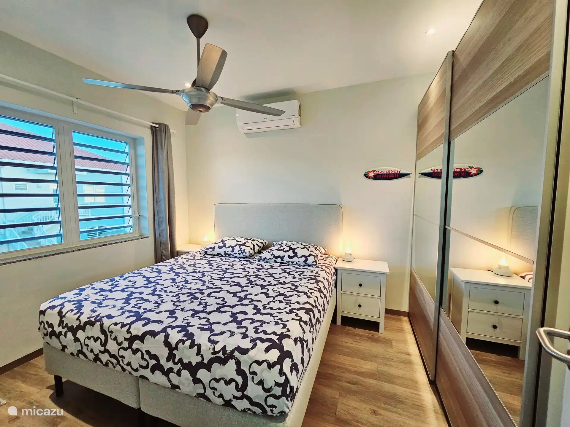 Das erste Schlafzimmer mit Boxspringbett für 2 Personen, Klimaanlage und Deckenventilator