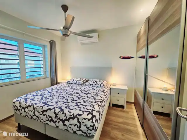 apartamento en Curazao, Curazao Centro, Blue Bay – Casita Caribe + Préstamo de Auto! El primer dormitorio con somier para 2 personas, aire acondicionado y ventilador de techo