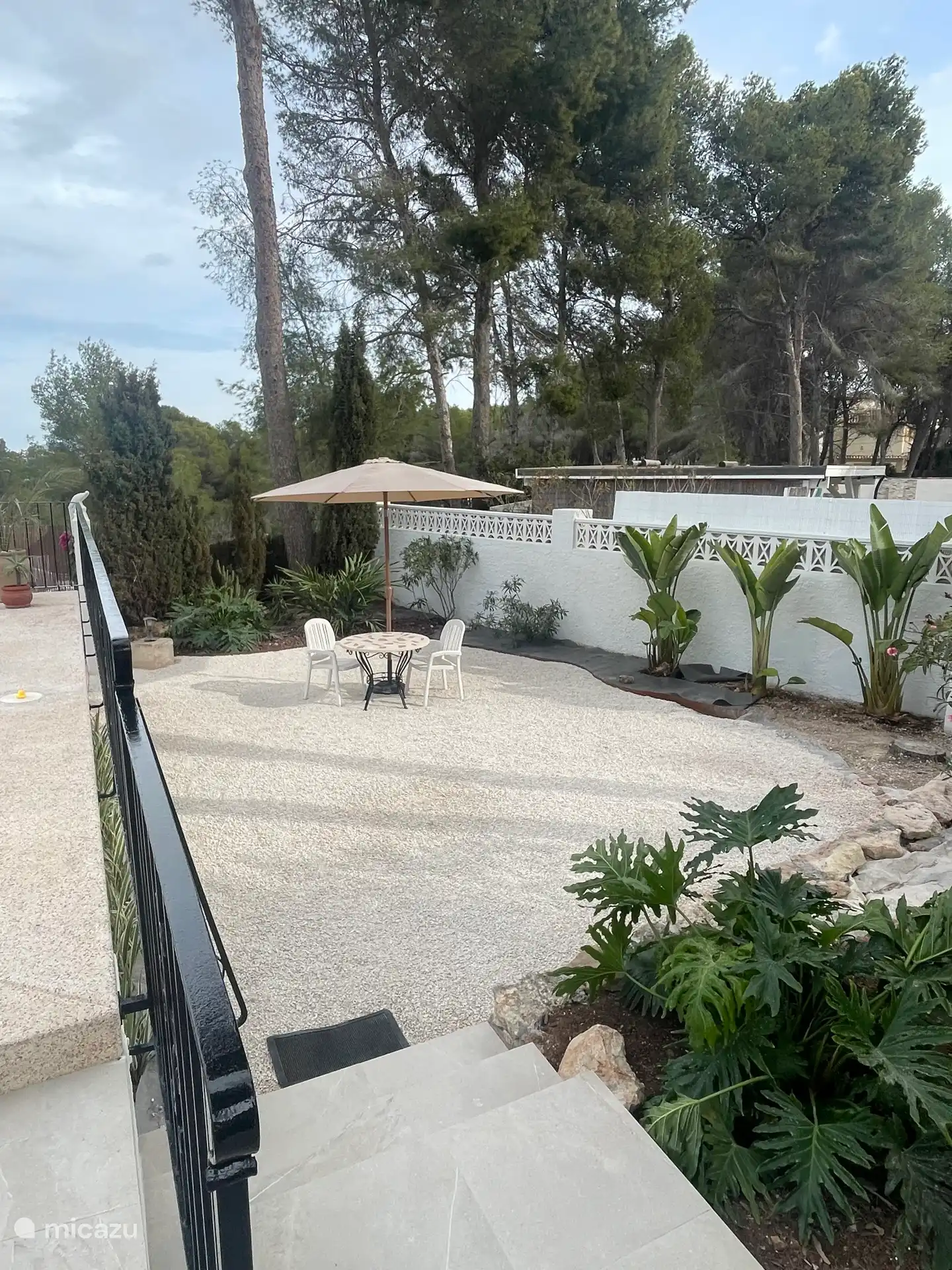 (30/11) Le jardin a été rafraîchi, une dernière photo suivra dès que les travaux seront terminés 