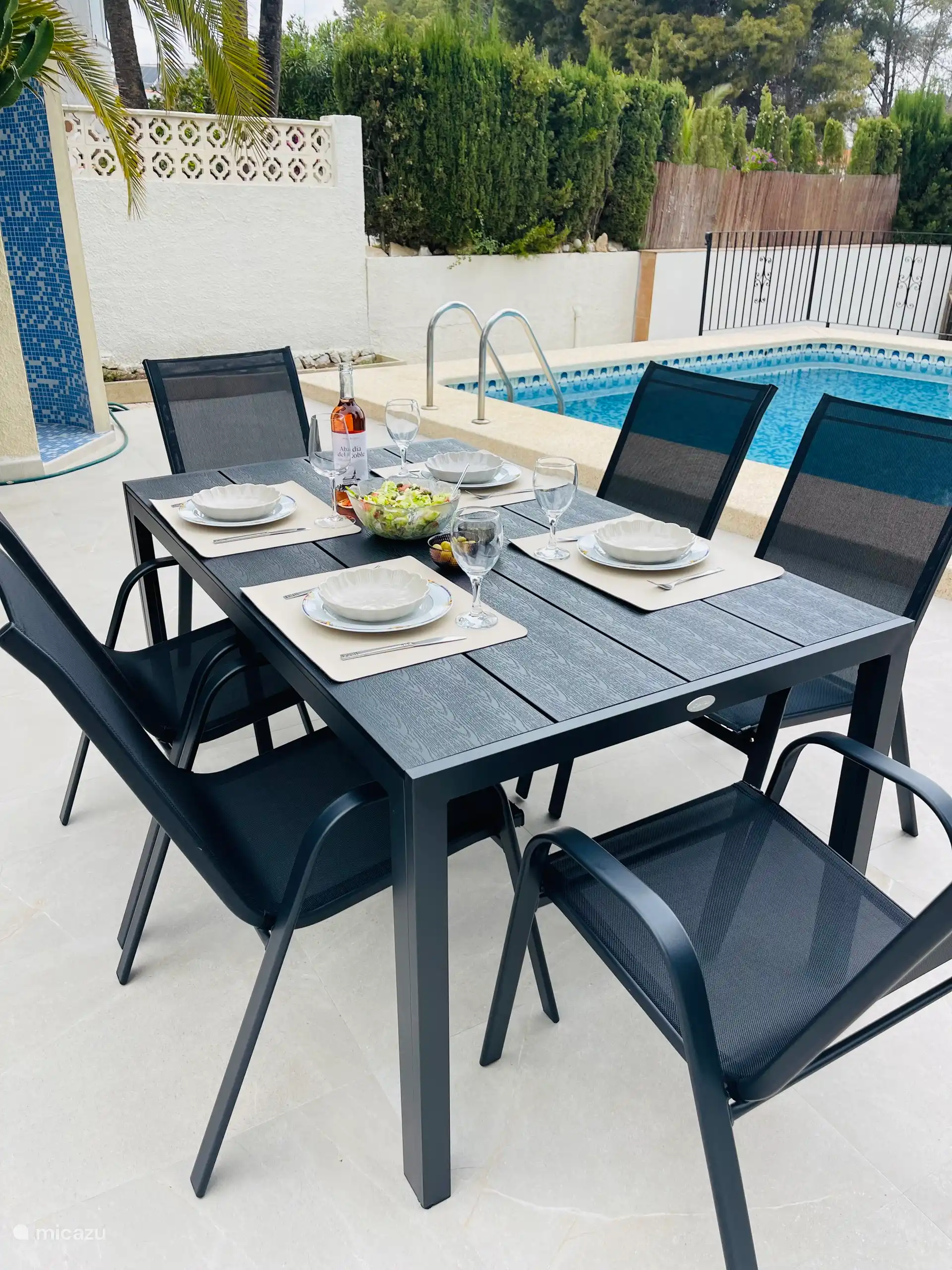 Nouvelle table avec 6 chaises (avril 2025)