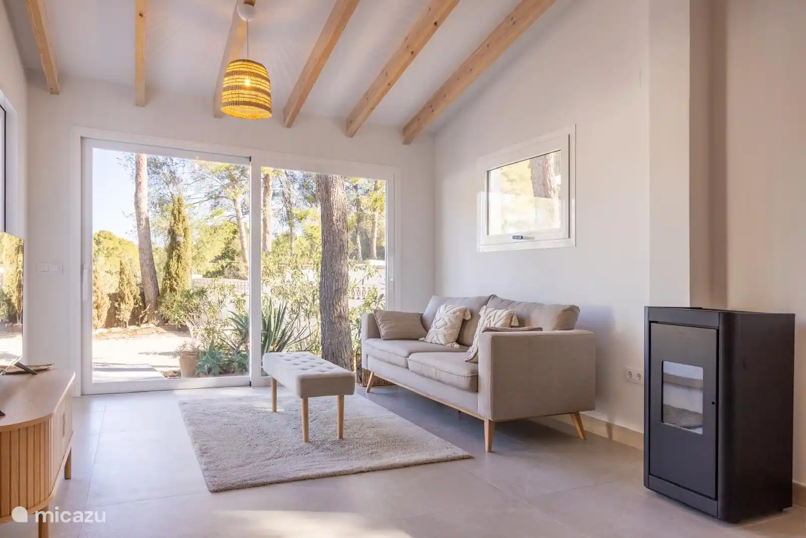Le salon avec vue sur le jardin et la piscine
