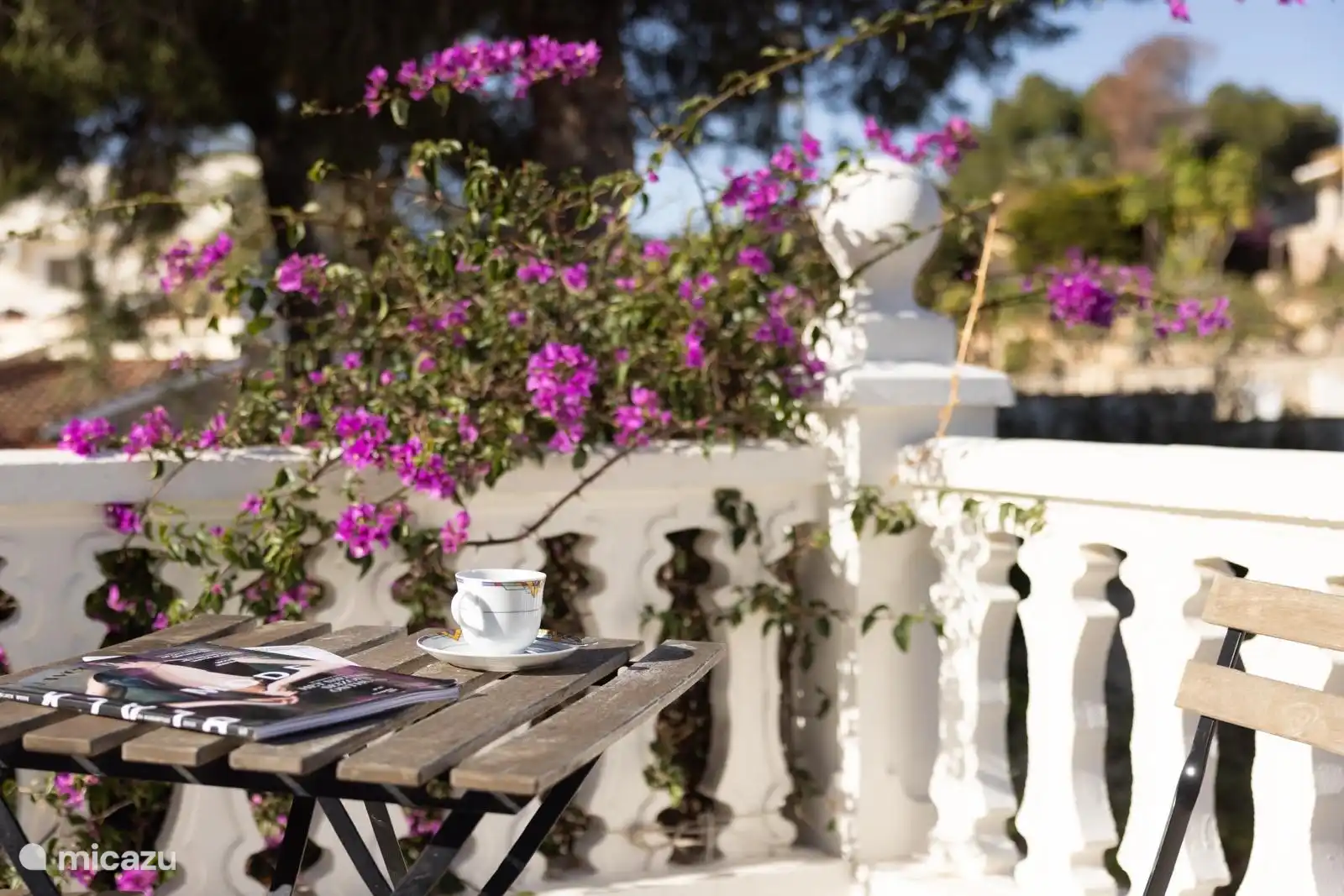 Sur le toit-terrasse, vous avez une vue sur le Peñon de Ifach et un morceau de mer. C’est génial de lire un livre ou de prendre son repas ici le soir.