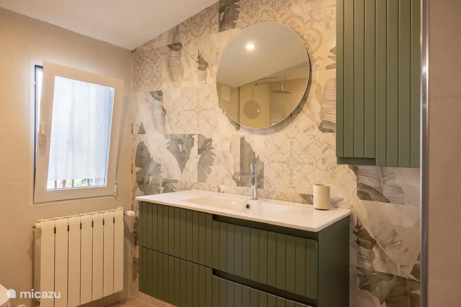 Cette salle de bain est attenante avec la chambre principale à l’avant – la douche pluie n’apparaît pas sur la photo 