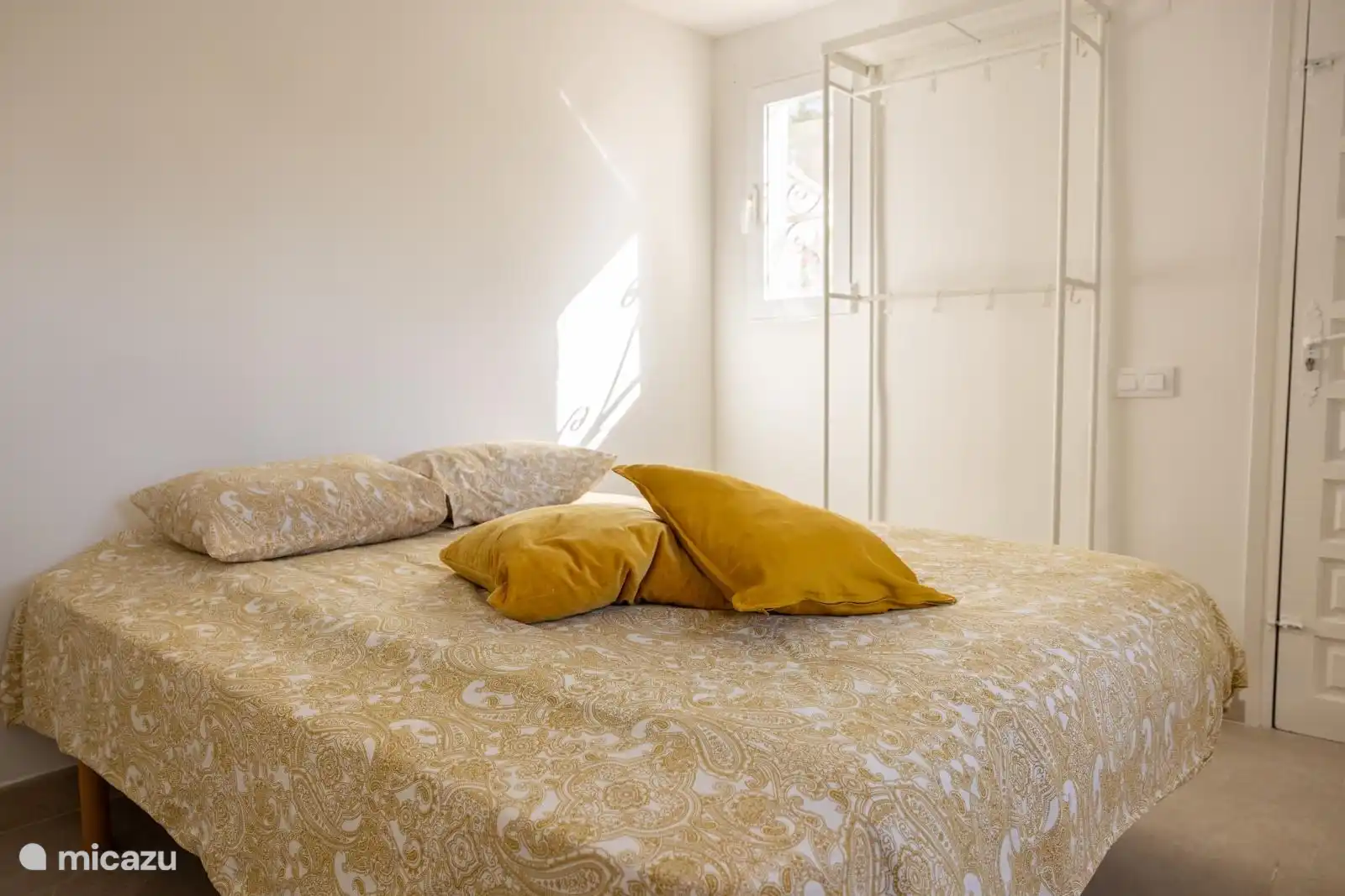 La plus petite chambre (2,9x3m) avec climatisation mobile