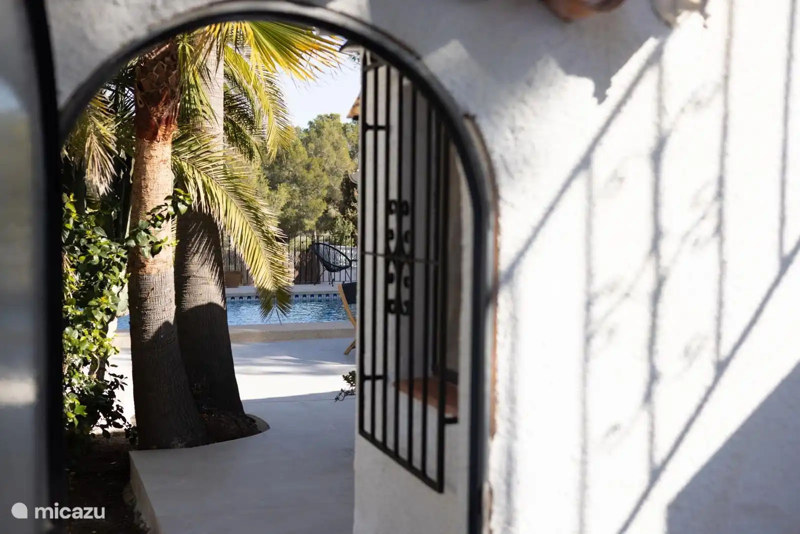 La maison est entièrement clôturée et accessible par 2 portes latérales qui peuvent être verrouillées 