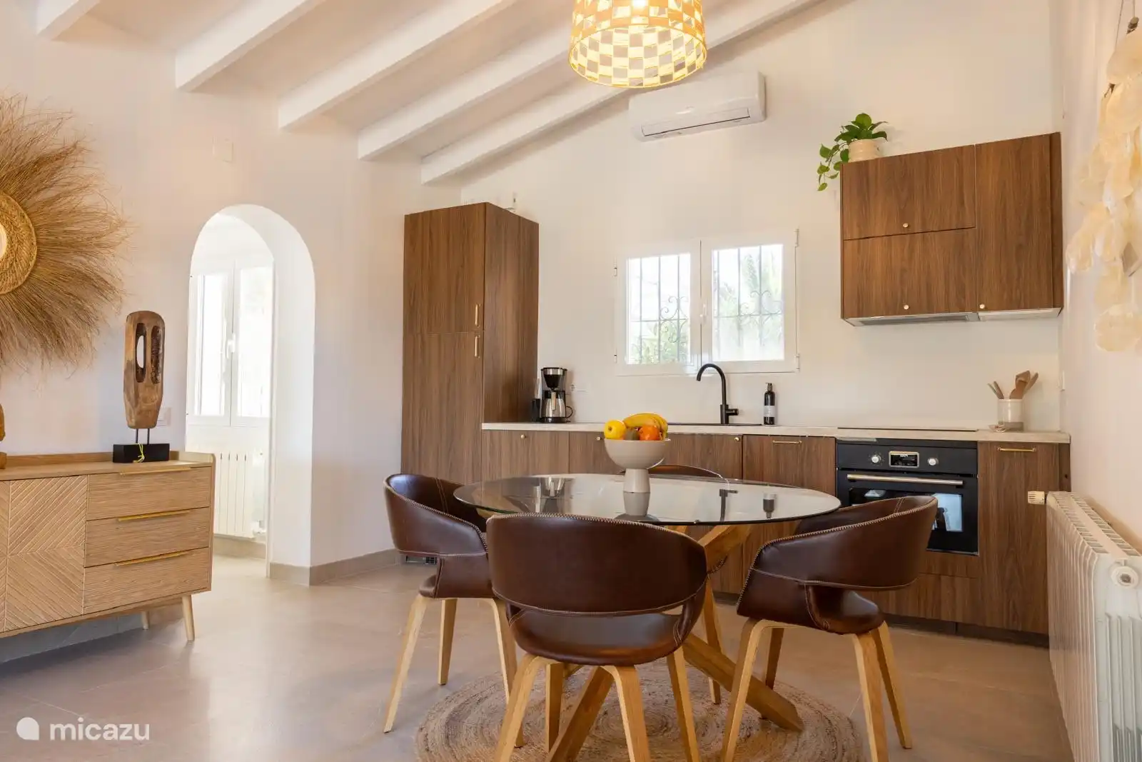 La cuisine est équipée de tout le confort avec réfrigérateur avec compartiment congélateur, four micro-ondes combiné, plaque à induction, lave-vaisselle.