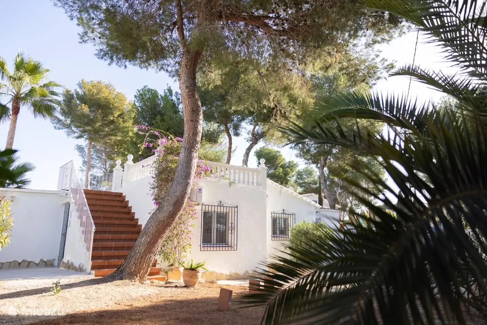 La terrasse sur le toit offre une belle vue sur le quartier et un morceau de mer