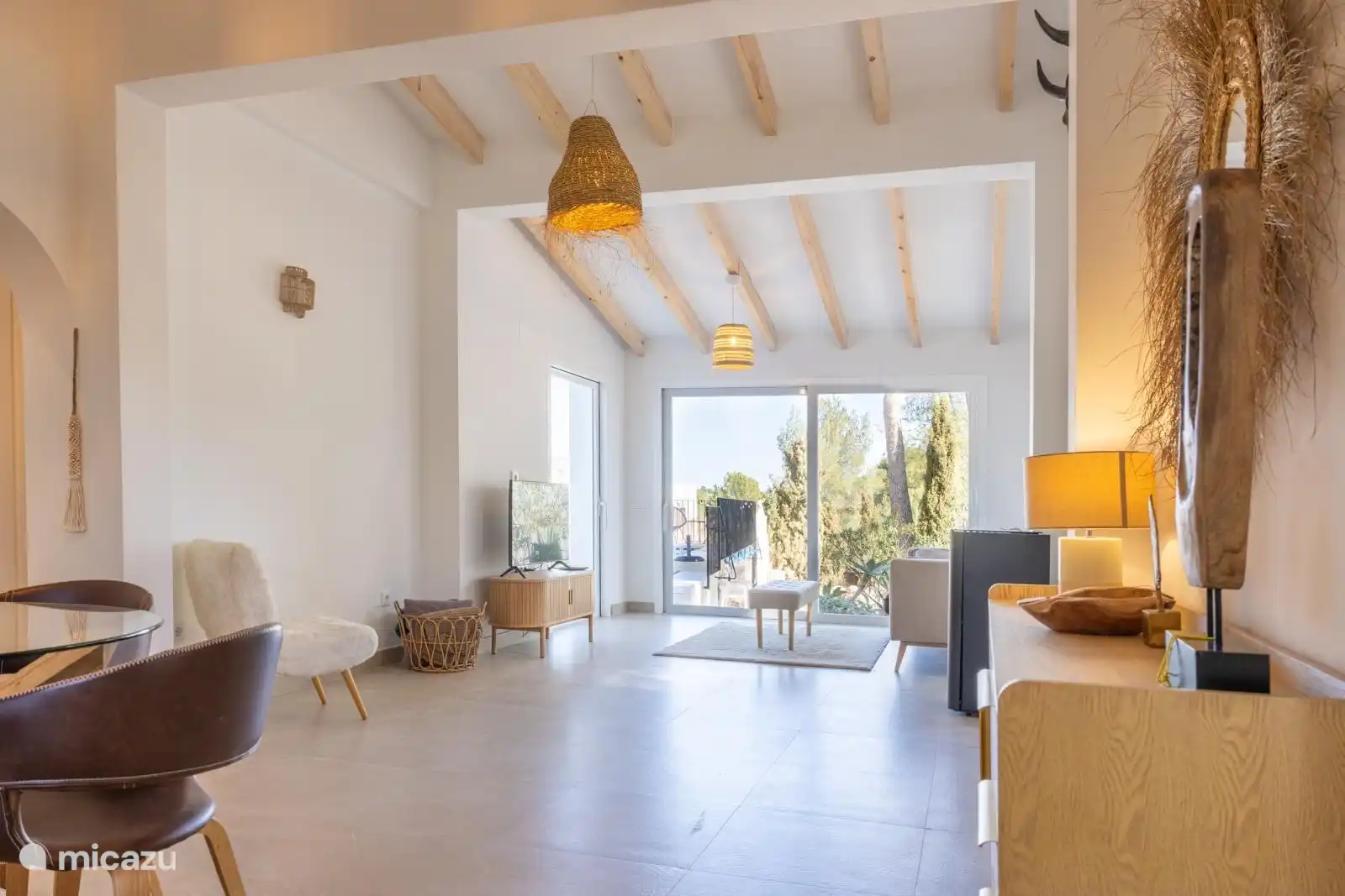 Le salon est spacieux, lumineux et a une vue directe sur le jardin