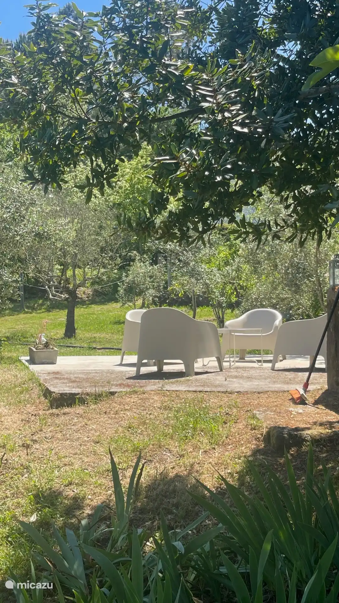 À la piscine se trouve une terrasse supplémentaire avec un siège. En fin d’après-midi, c’est un endroit agréable et frais à l’ombre. Parfait pour un verre l’après-midi.