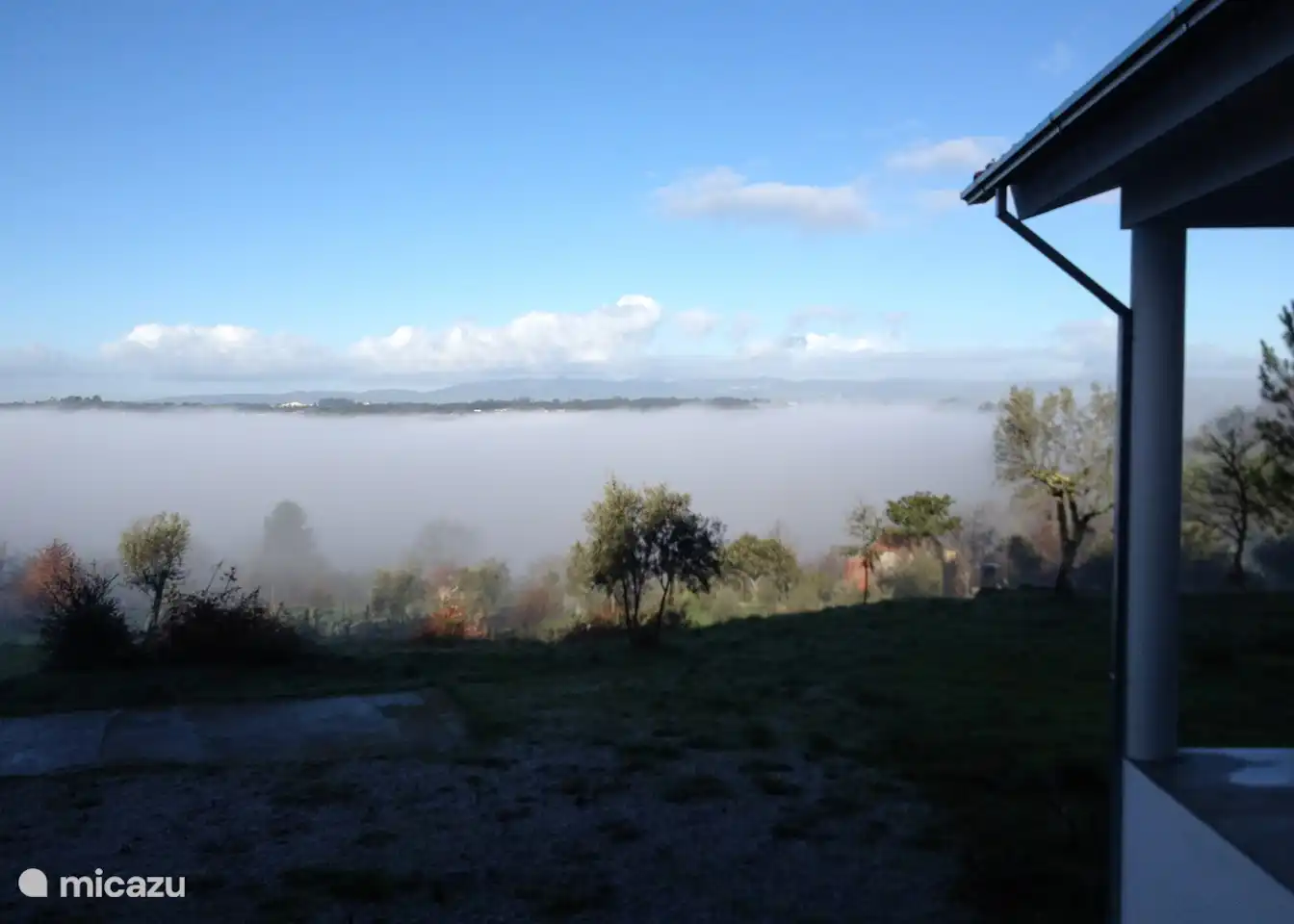 Am Fuße des Hügels, auf dem das Haus steht, fließt der Fluss Mondego, der im Frühling und Herbst morgens manchmal für schöne Nebelspektakel sorgt.