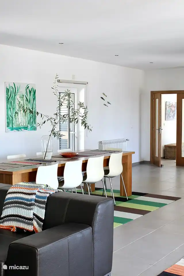 Im großen Wohnzimmer befindet sich ein Esstisch für 10 Personen. Vom Wohnzimmer aus gelangt man auf die hintere Terrasse und neben der Küche befinden sich die Terrassentüren zu den beiden kleinsten Räumen 'O Limeiro' und 'O Oliveiro'.