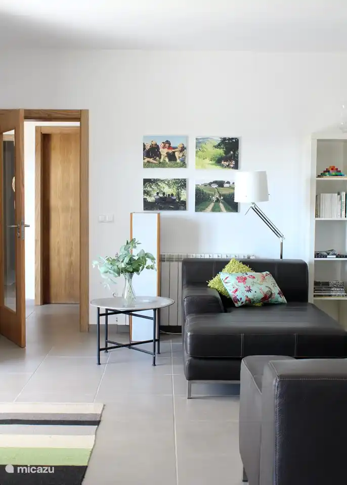 Die gemütliche Sitzecke mit zwei Sofas und einem schönen Loungebereich zum Lesen.