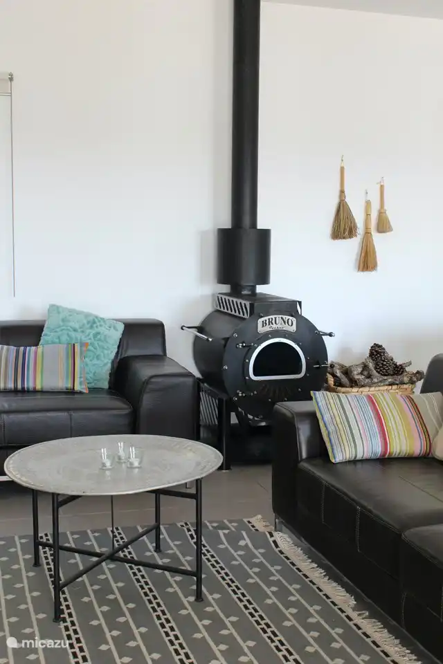 Der Holzofen Bruno heizt das Haus, wenn es etwas kälter ist.