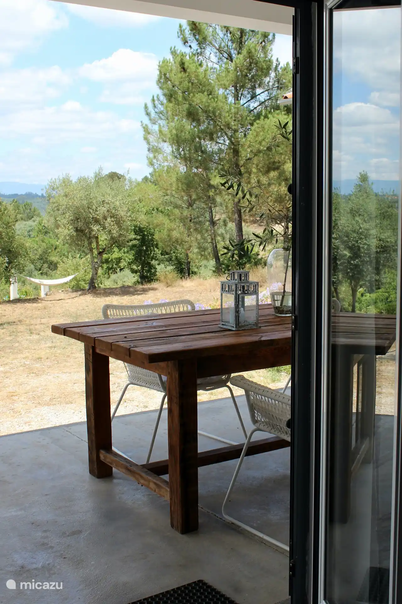 Von der Küche aus können Sie durch die Terrassentüren auf die Veranda gehen und das Frühstück oder Abendessen direkt auf den Tisch stellen.