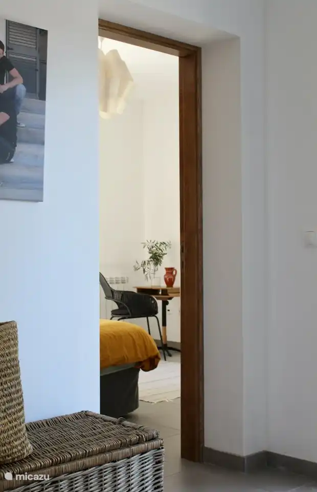 Blick vom Flur am Haupteingang auf das Zimmer 'O Limeiro' mit kleinem Schreibtisch.