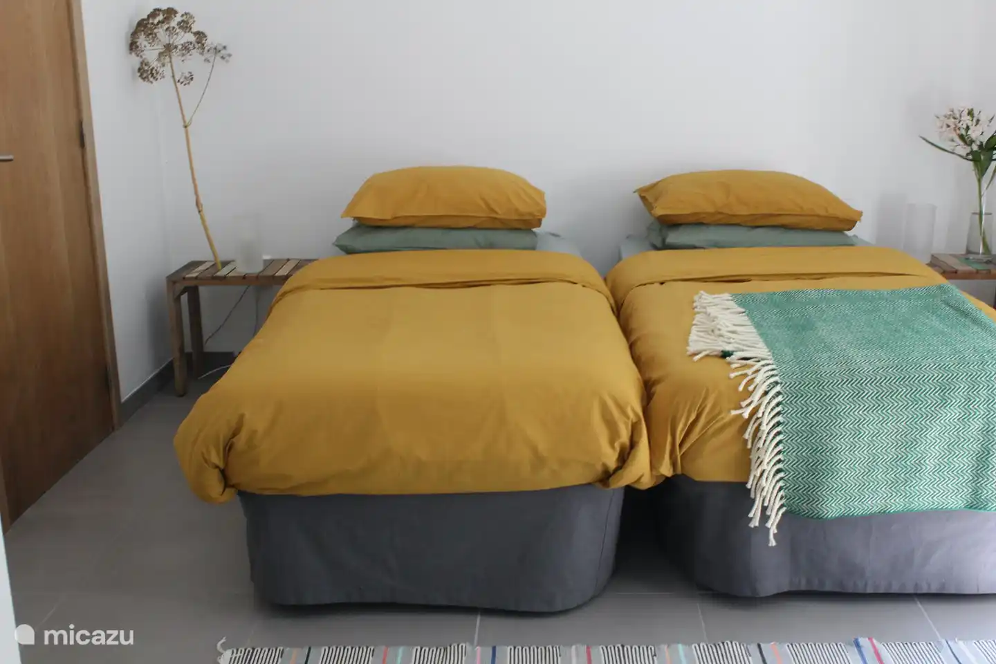 O Limeiro befindet sich auf der Ostseite, wo die Sonne am Morgen aufgeht und den Raum erhellt. Wenn Sie die Fensterläden geschlossen halten, bleibt es schön dunkel. Neben diesem Raum befindet sich das kleine Badezimmer.