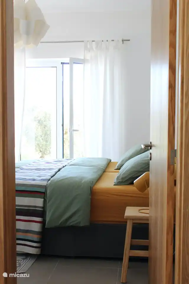 Das Zimmer 'O Oliveiro' befindet sich an der Vorderseite mit Terrassentüren zur Veranda. Hier kommt am Nachmittag die Sonne. Wenn Sie die Fensterläden geschlossen halten, bleibt es schön kühl. Die beiden Einzelbetten können auch auseinander geschoben werden. Gegenüber diesem Zimmer befindet sich das kleine Badezimmer und Zimmer 'O limeiro'.