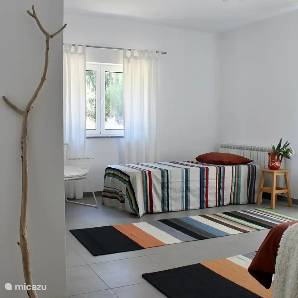 Das Zimmer 'O Sobeiro' ist ein großes Zimmer auf der Rückseite des Hauses mit Sonne am Morgen.