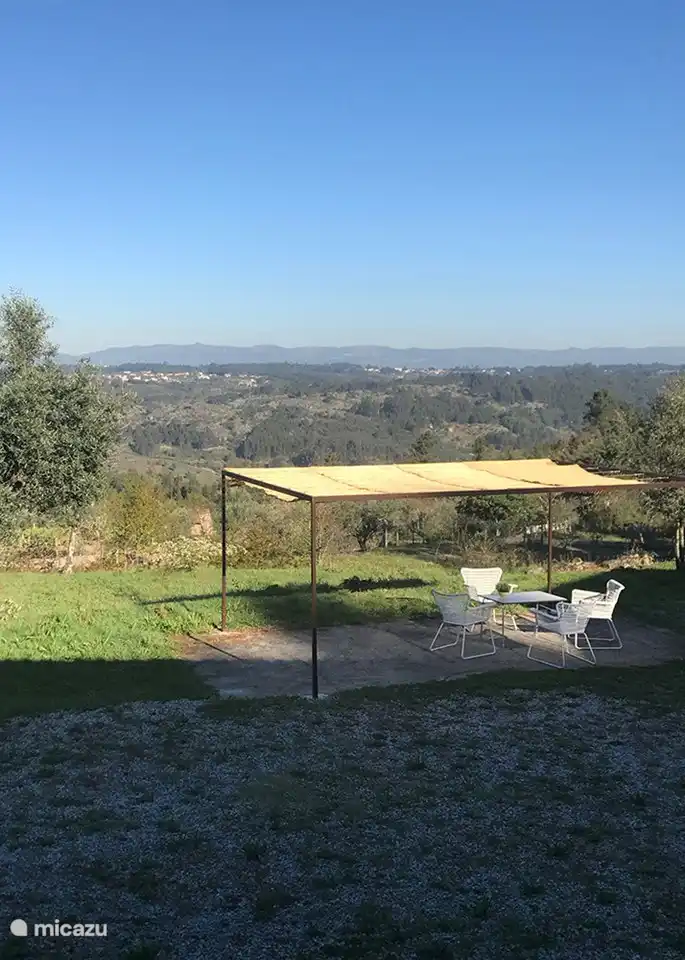 Der Blick von der Veranda auf die Berge, wo jeden Abend die Sonne spektakulär untergeht.