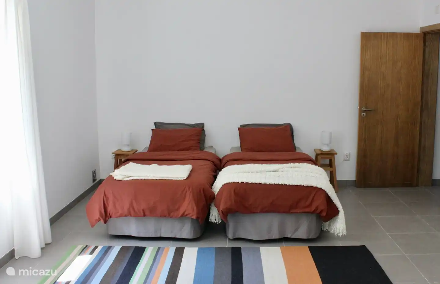 Zimmer 'O Sobeiro' auf der Rückseite mit zwei Einzelbetten.