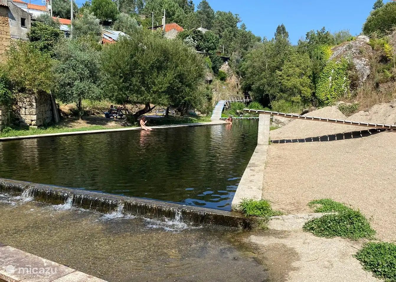 Eine 10-minütige Autofahrt entfernt, in Vale de Gaios, können Sie im Fluss schwimmen.