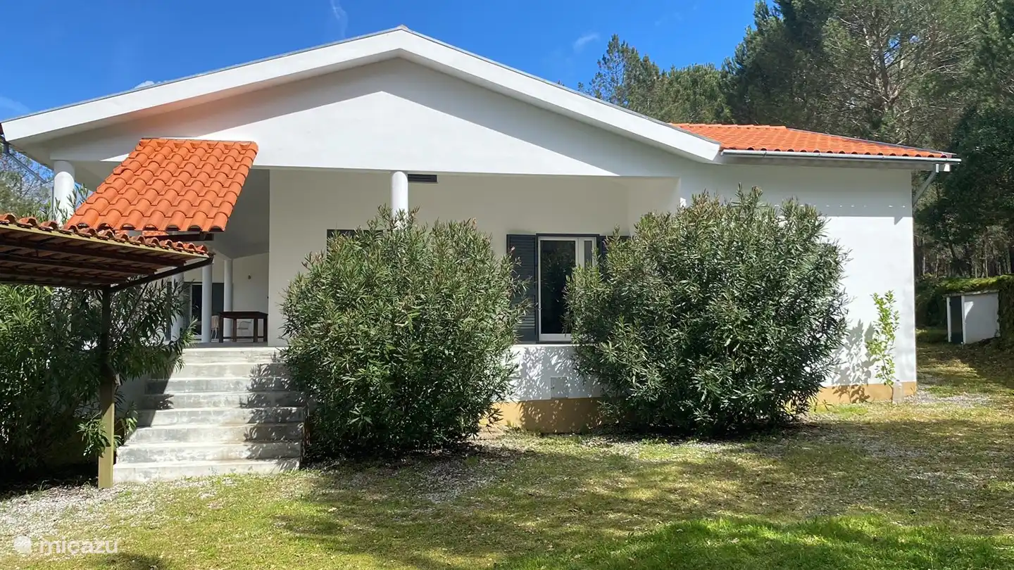 Die Vorderseite des Hauses mit dem Haupteingang und dem Zugang zur Veranda, die sich über die gesamte Länge des Hauses erstreckt. Auf dieser Seite können die Autos vor der Tür geparkt werden.