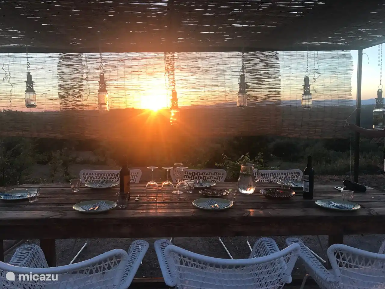 Die Terrasse an der Vorderseite des Hauses ist mit Weidenmatten für die Sonne bedeckt. Morgens ein wunderbarer Ort zum Frühstücken, abends können Sie die untergehende Sonne genießen.