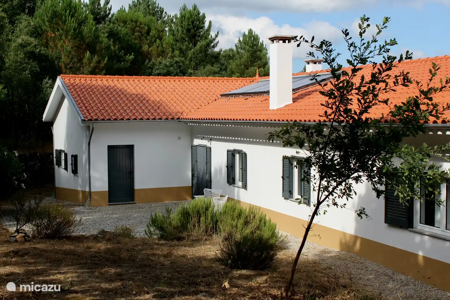 Auf der hinteren Terrasse gibt es morgens Sonne und die hohen Bäume am Nachmittag sorgen für eine tolle Abkühlung, wenn die Sonne vorne zu heiß ist. Die Tischtennisplatte kannst du hier auch nachmittags im Schatten aufstellen. Hier befindet sich auch die Waschküche mit Waschmaschine.