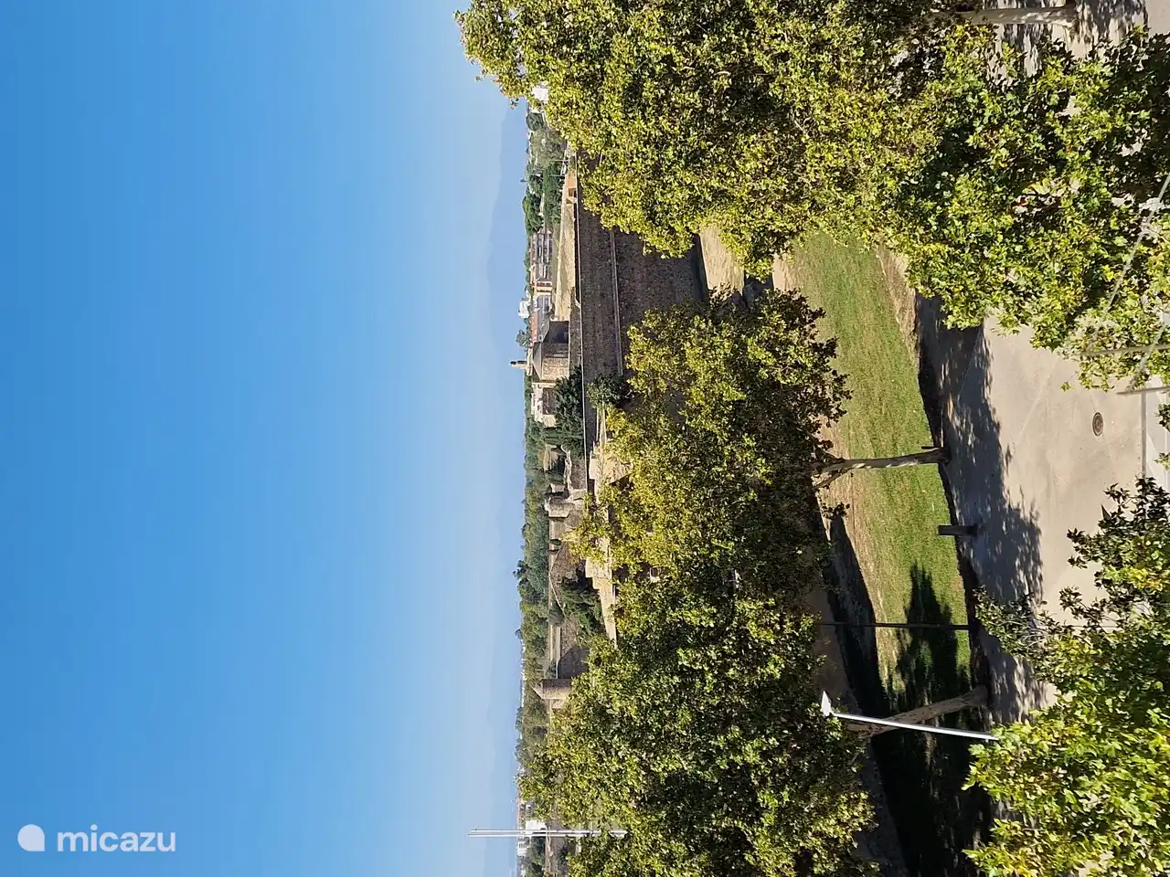 Von der oberen Terrasse haben Sie einen schönen Blick über die Zitadelle von Roses, die Zitadelle ist das kulturelle Herz von Roses und auf jeden Fall einen Besuch wert!
Im Sommer gibt es auch viele zusätzliche Aktivitäten wie Musik und Tanz.