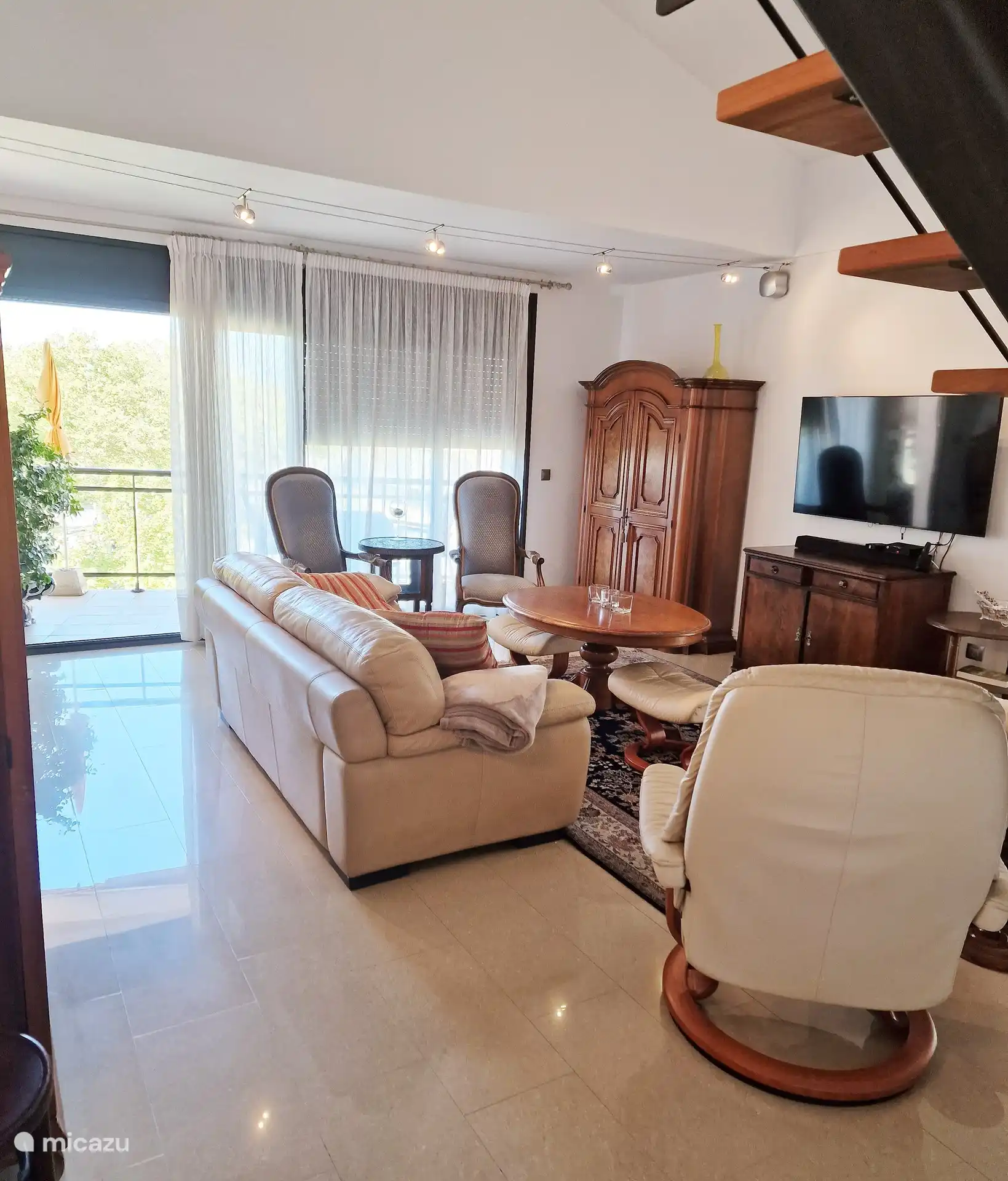 Wohnzimmer mit Zugang zur Terrasse im Erdgeschoss