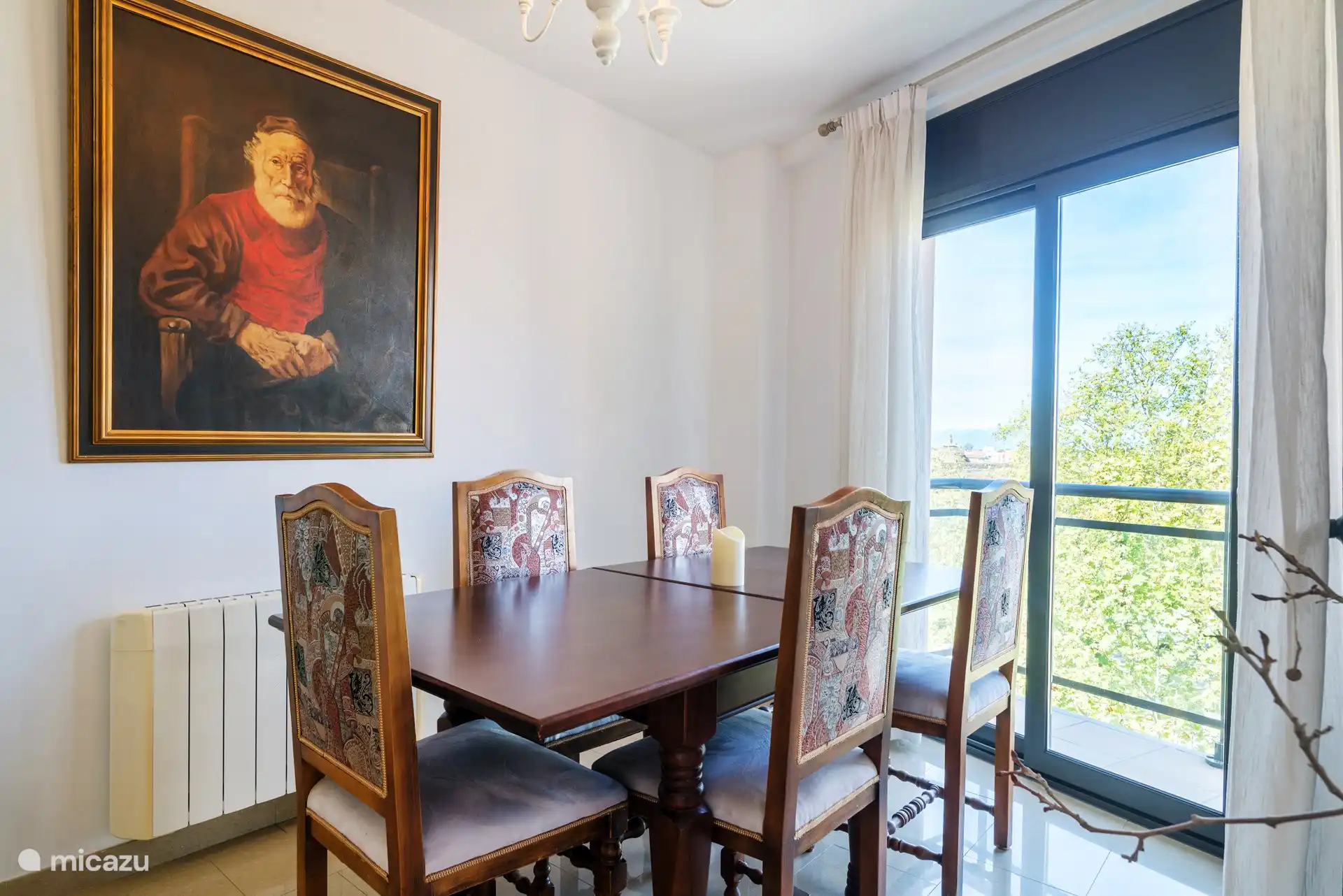 Esstisch für 6 Personen mit Schiebetüren zur unteren Terrasse