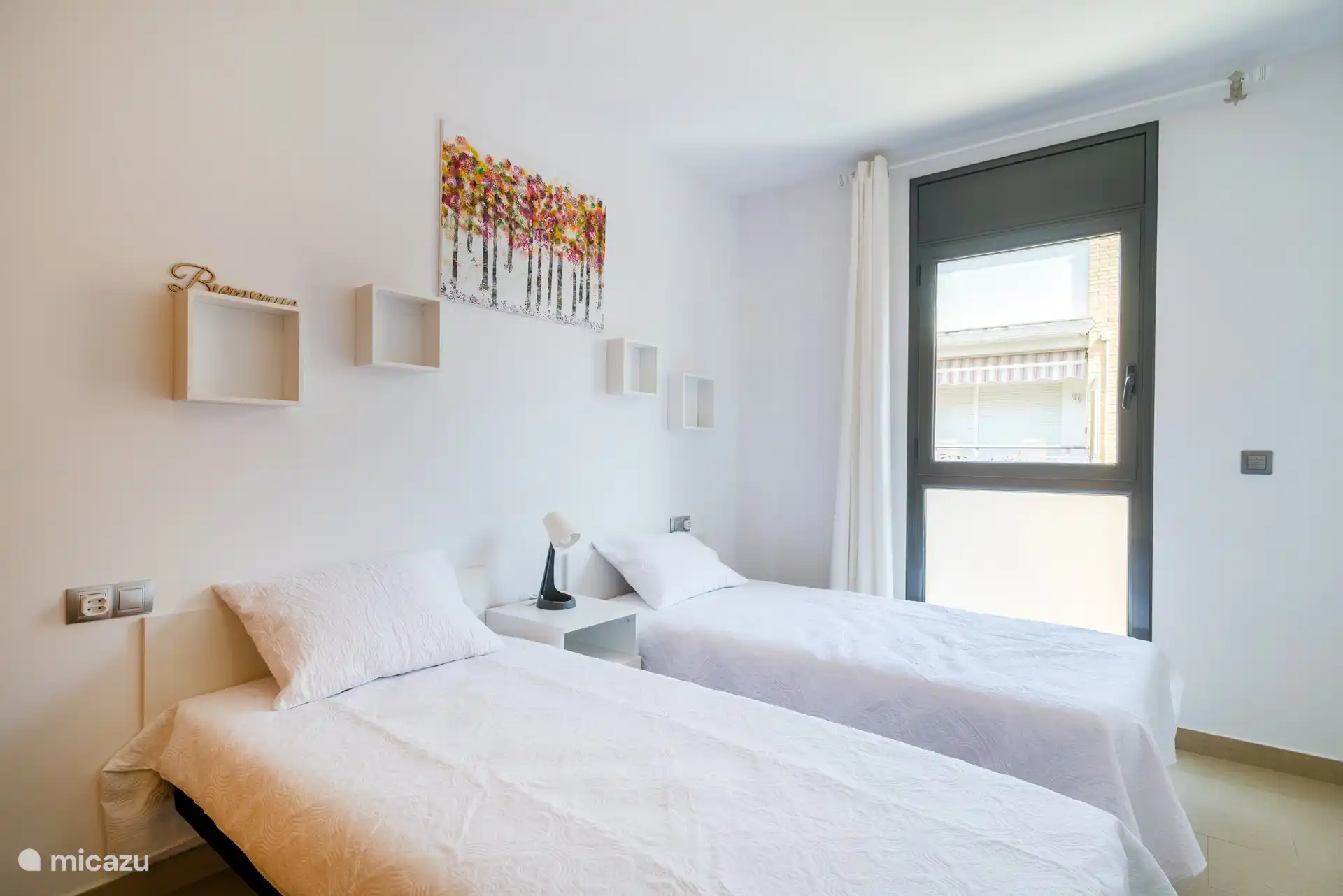 Schlafzimmer 2 mit 2 x Einzelbett
Einbauschränke
Elektrische Rollläden
Nachtlampe, Steckdosen und WLAN
Matratzengröße 90x200 cm.
Mit Kissen 50x60cm und Bettdecken 150x220cm.
Sie können auch ein Bettwäschepaket + 2 Handtücher für 25 € pro Bett mieten