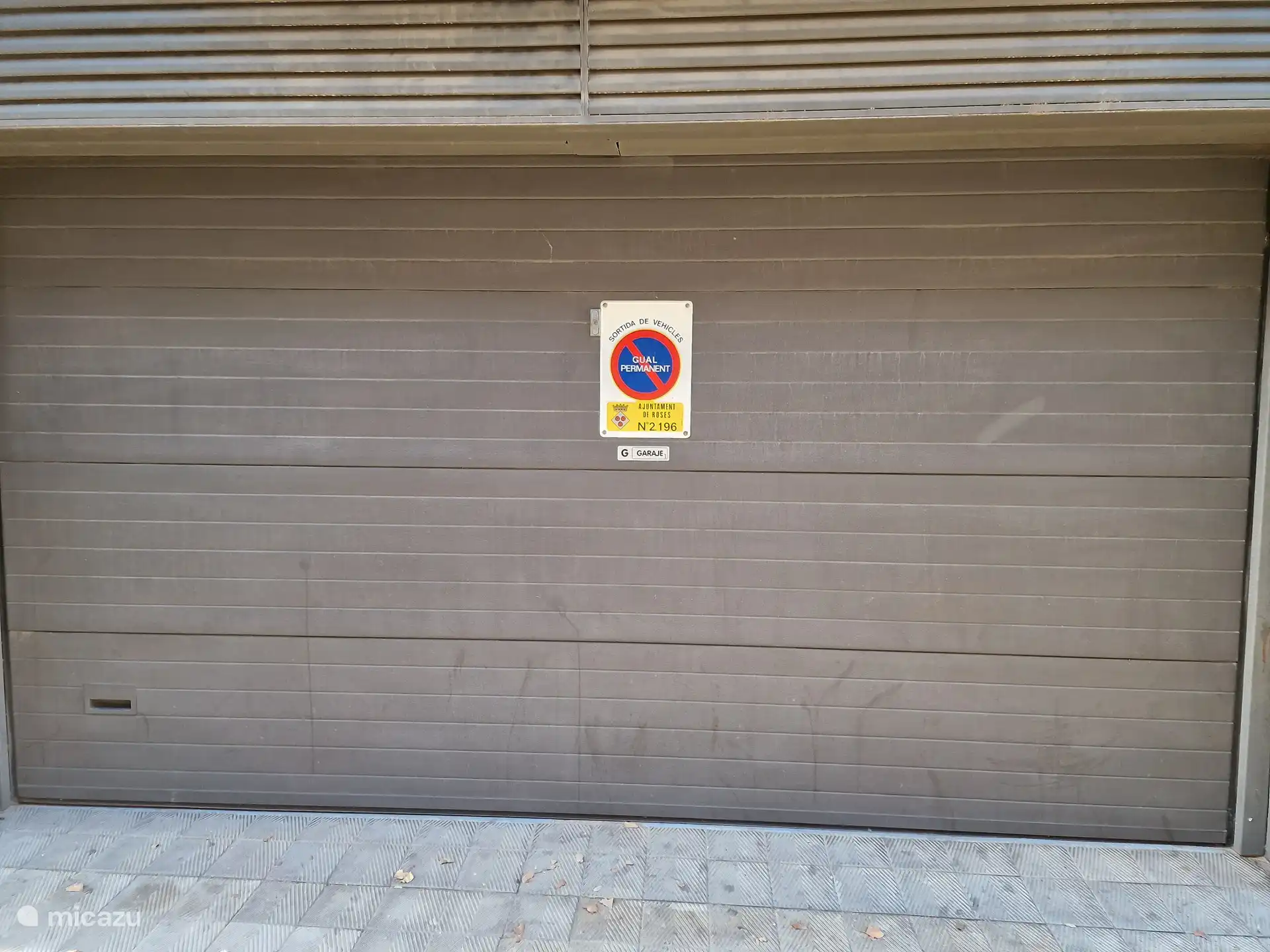 Garageneinfahrt unten links vom Gebäudeeingang.