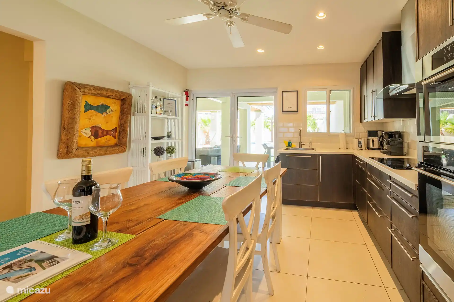 La espaciosa cocina se encuentra junto al porche trasero y tiene todo lo que necesita